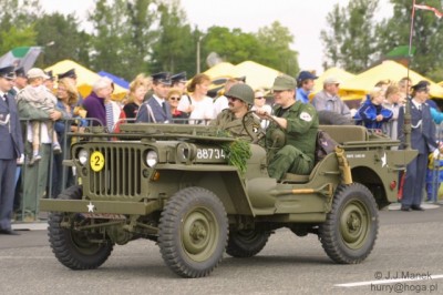 Zabytkowe hangary pod młotek, a pamiątki na bruk - 6