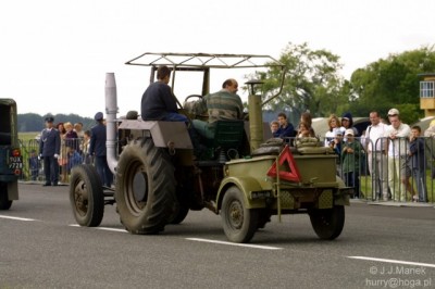 Zabytkowe hangary pod młotek, a pamiątki na bruk - 7