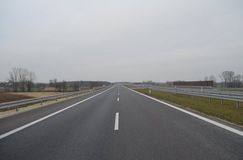 Koniec jazdy pod prąd? Generalna Dyrekcja Dróg Krajowych i Autostrad poprawia znaki na S8 - Fot. Gregor Niegowski (Radio Wrocław)