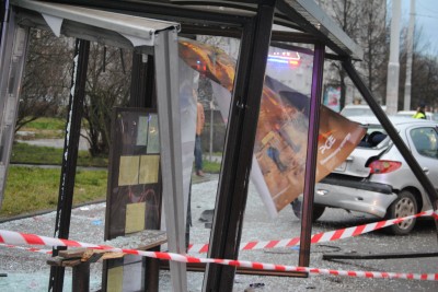 Samochód wjechał w przystanek tramwajowy (ZDJĘCIA) - 4