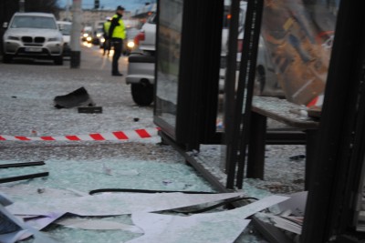 Samochód wjechał w przystanek tramwajowy (ZDJĘCIA) - 5