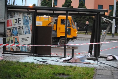 Samochód wjechał w przystanek tramwajowy (ZDJĘCIA) - 6