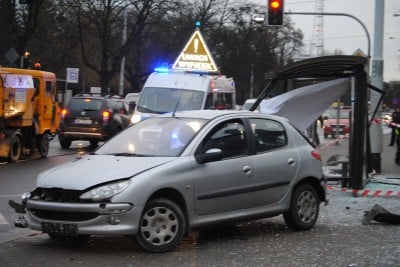 Samochód wjechał w przystanek tramwajowy (ZDJĘCIA) - 7
