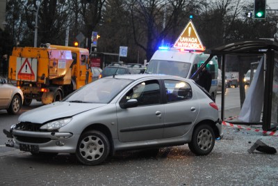 Samochód wjechał w przystanek tramwajowy (ZDJĘCIA) - 8