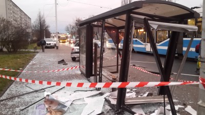 Samochód wjechał w przystanek tramwajowy (ZDJĘCIA) - 0