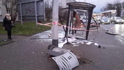 Samochód wjechał w przystanek tramwajowy (ZDJĘCIA) - 1