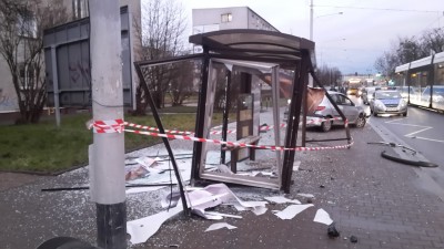 Samochód wjechał w przystanek tramwajowy (ZDJĘCIA) - 2