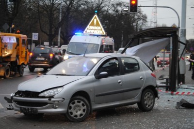 Samoch&oacute;d wjechał w przystanek tramwajowy (ZDJĘCIA)