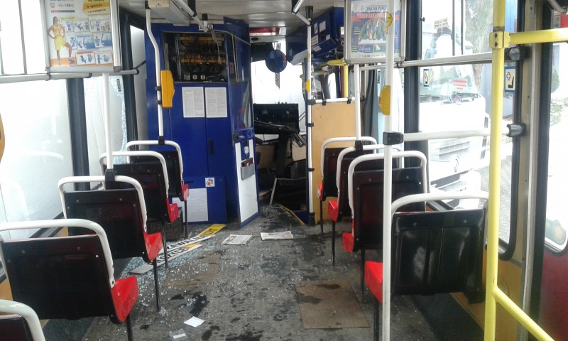 Tir wjechał w tramwaj, motorniczy zakleszczony (FOTO)
