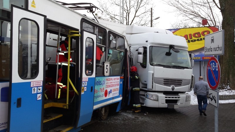 Tir wjechał w tramwaj, motorniczy zakleszczony (FOTO) – zdjęcia: Przemek Gałecki/Słuchacz