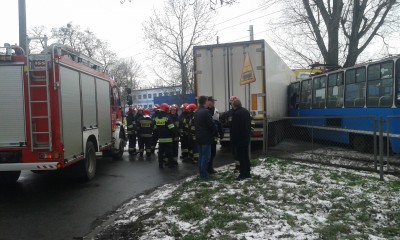 Tir wjechał w tramwaj, motorniczy zakleszczony (FOTO) - 0