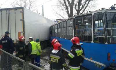 Tir wjechał w tramwaj, motorniczy zakleszczony (FOTO) - 2