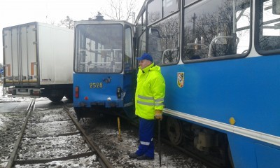 Tir wjechał w tramwaj, motorniczy zakleszczony (FOTO) - 4