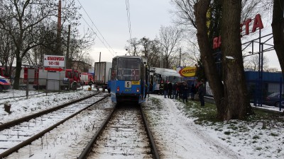 Tir wjechał w tramwaj, motorniczy zakleszczony (FOTO) - 7