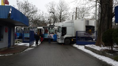 Tir wjechał w tramwaj, motorniczy zakleszczony (FOTO) - 8