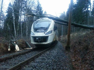 Drzewa spadają na pociągi. Szlak do Szklarskiej będzie zamknięty?