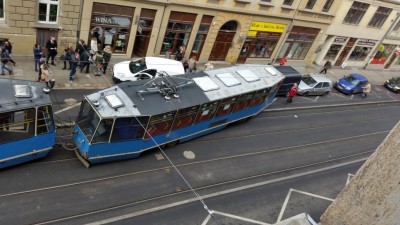Na ulicy Krupniczej wykoleił się tramwaj i uderzył w samochody