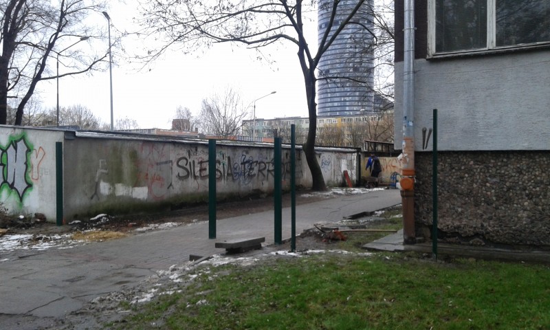 Zasieki i prywatny chodnik na środku osiedla (POSŁUCHAJ)