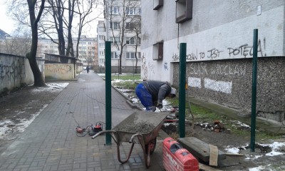 Zasieki i prywatny chodnik na środku osiedla (POSŁUCHAJ) - 1