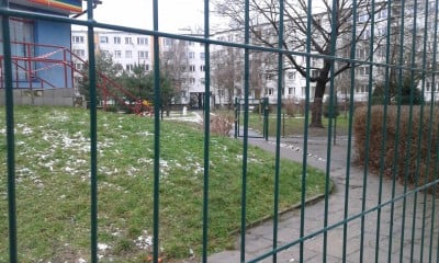 Zasieki i prywatny chodnik na środku osiedla (POSŁUCHAJ) - 2