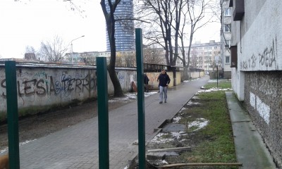 Zasieki i prywatny chodnik na środku osiedla (POSŁUCHAJ) - 6