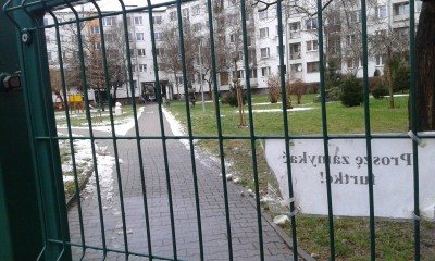 Zasieki i prywatny chodnik na środku osiedla (POSŁUCHAJ)