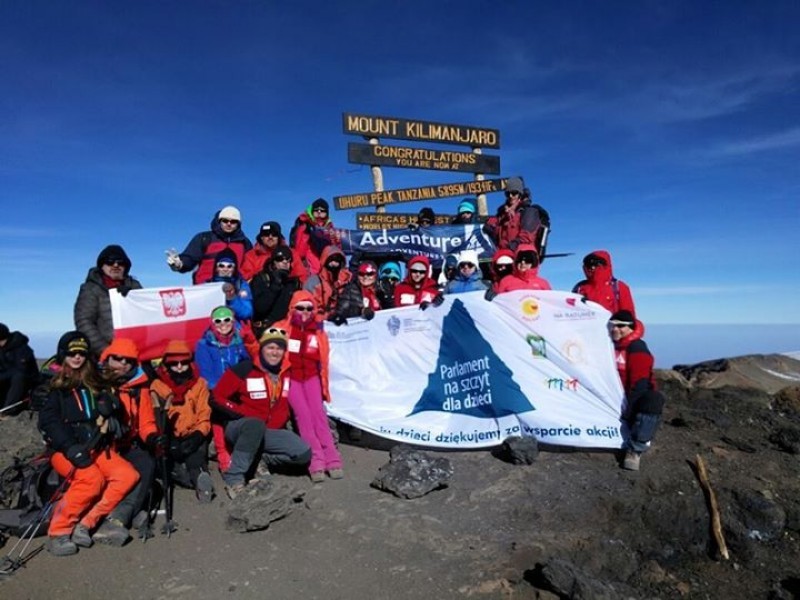 Profesor Chybicka znów na szczycie Kilimandżaro. Dla dzieci - zdjęcia: Parlament na szczyt dla dzieci/Facebook