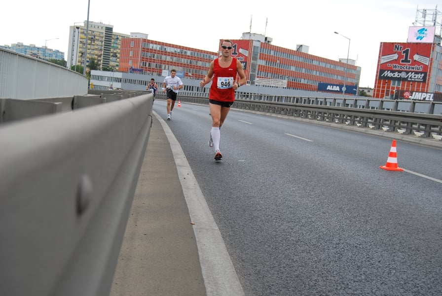 Maraton we Wrocławiu (Zobacz i Posłuchaj) - Estakada, ul. Klecińska, 25 km (Fot. Marek Zoellner)