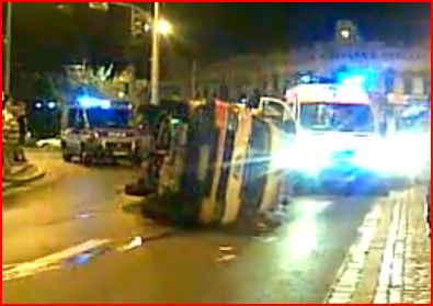 Wypadek karetki pogotowia we Wrocławiu - Kadr z filmu zamieszczonego w YouTube