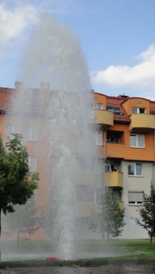 Z wrocławskiego podwórka. Awaria hydrantu (Zobacz) - 2