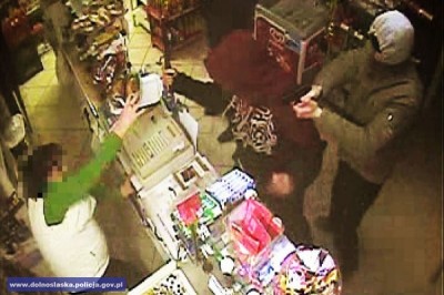 Napad na sklep w Karpaczu: Policja publikuje zdjęcia