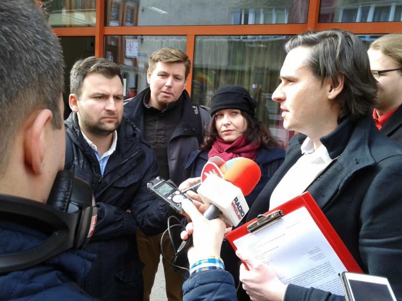 Manifestacja przed wrocławskim barem mlecznym Miś - fot. Radio Wrocław
