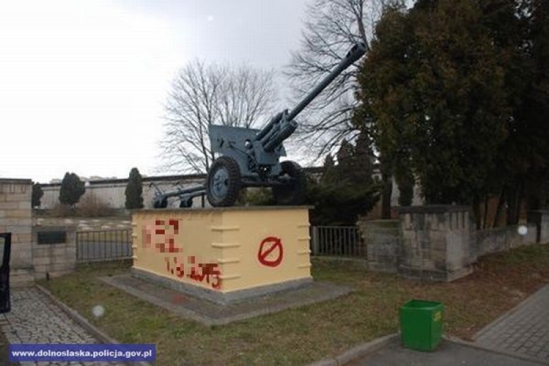 Oblał farbą pomnik na cmentarzu Żołnierzy Armii Radzieckiej - fot. KWP