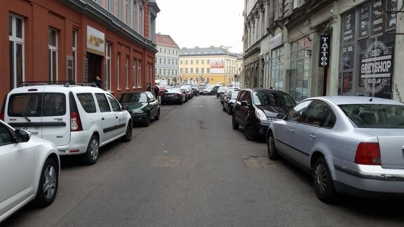 Tylko 15 minut! Koniec dzikiego parkingu na ulicy Leszczyńskiego - fot. Gregor Niegowski