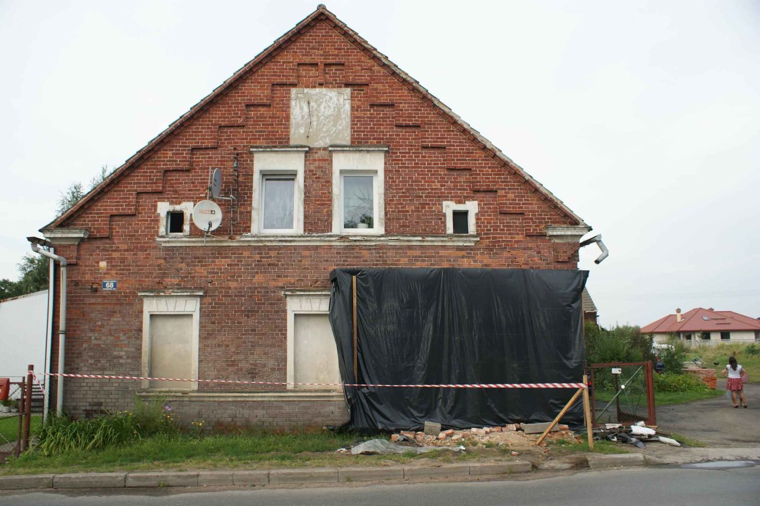 TIR rozwalił dom. A ludzie nadal tam mieszkają (Zobacz) - (Fot. Radio Wrocław)