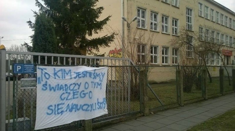 Uczniowie liceum nr VI walczą o swoją szkołę. Miasto uspokaja - fot. prw.pl
