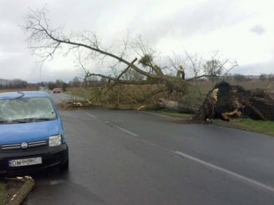 Silny wiatr! Zawalona ściana Hiltona, przewr&oacute;cone tiry