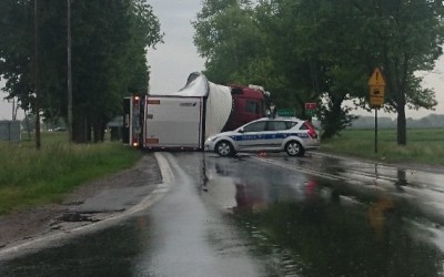 W Kobierzycach przewróciła się ciężarówka (Foto)
