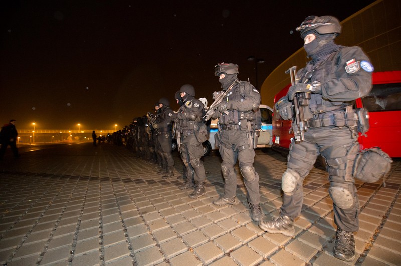 Antyterroryści na wrocławskim stadionie (ZDJĘCIA)
