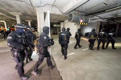 Antyterroryści na wrocławskim stadionie (ZDJĘCIA) - 10