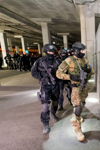 Antyterroryści na wrocławskim stadionie (ZDJĘCIA) - 7
