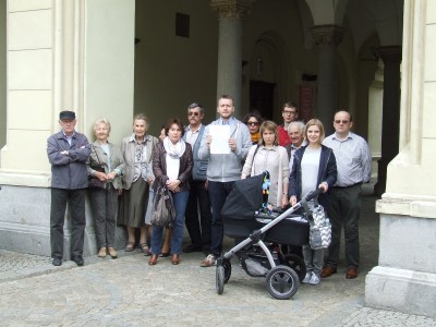 Kilka dni temu dowiedzieli się, że pod ich oknami stanie biurowiec - 1