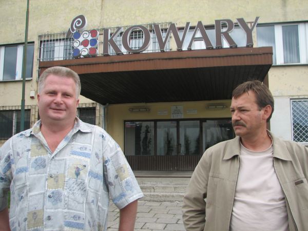 Upadła fabryka dywanów w Kowarach - - Nie wiemy co dalej będzie z pracownikami i fabryką - mówią związkowcy z upadłej dywanówki w Kowarach (Fot. Piotr Słowiński)
