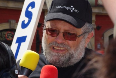 Sergiusz Najar przegrał zakład i obiegł Ratusz (Zobacz)