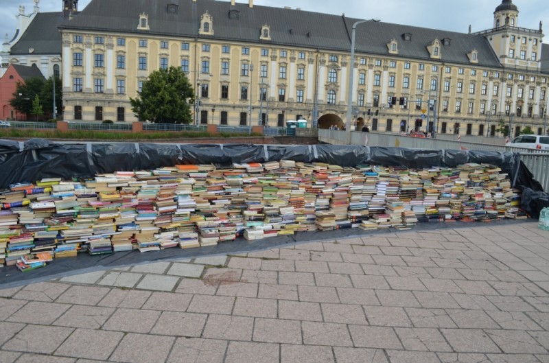 Wrocław: Budują wał przeciwpowodziowy z książek - Zdjęcia: Dorota Czubaj