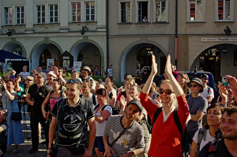 100 kilometrowy marsz w upale (MN&Oacute;STWO ZDJĘĆ)