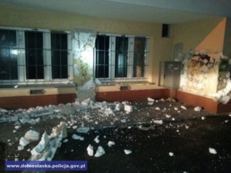 Grupa nastolatków zdemolowała szkołę w Żmigrodzie - fot. Dolnośląska policja