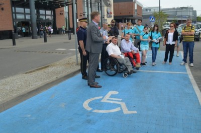 Pomalowali na niebiesko miejsca dla niepełnosprawnych (Foto)