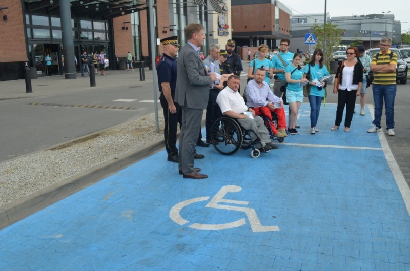 Pomalowali na niebiesko miejsca dla niepełnosprawnych (Foto) - fot. Gregor Niegowski (Radio Wrocław)