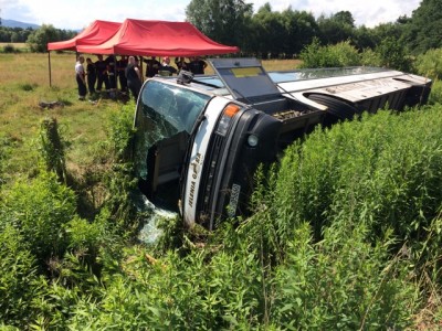Jelenia Góra: Autobus wjechał do rowu, 11 osób rannych (FOTO) - 3